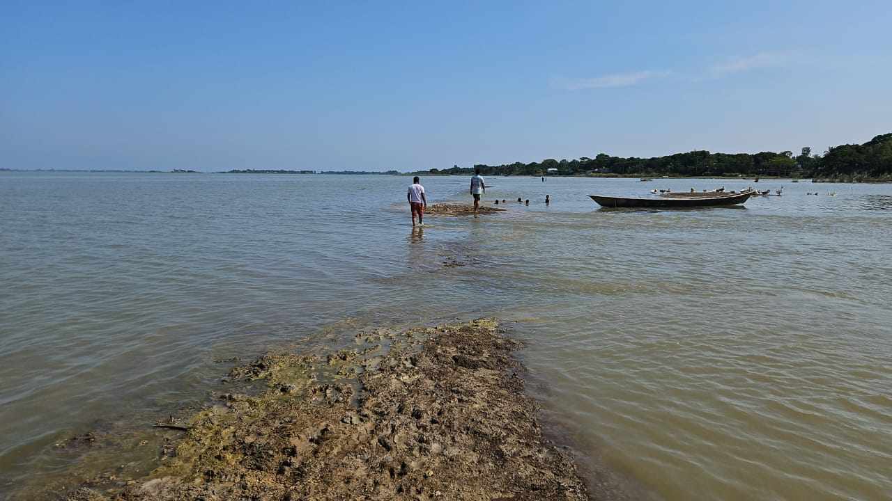 সড়কে পানি থাকায় বিলম্বিত হচ্ছে  নির্মাণ কাজ, দুর্ভোগে গ্রামবাসী