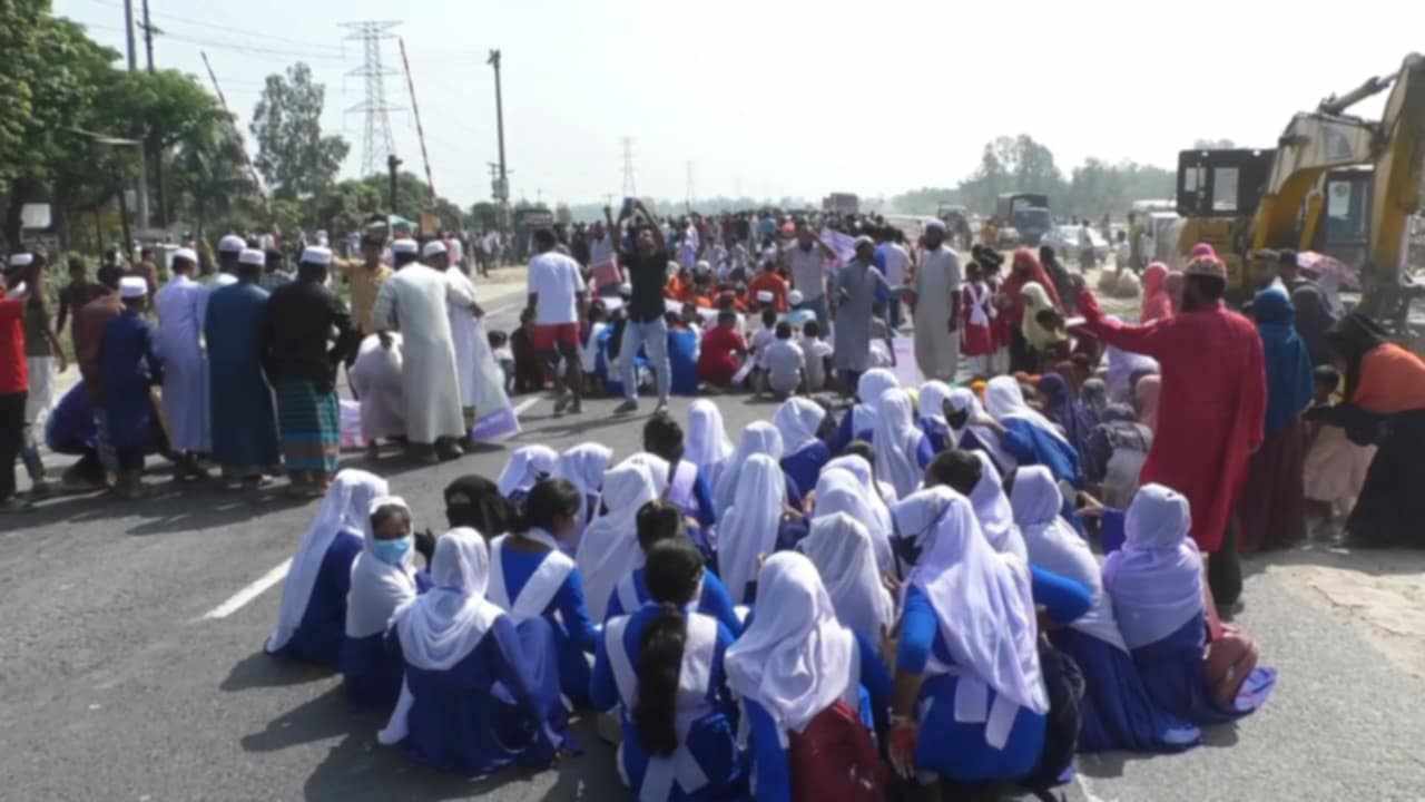 কালিহাতীতে  আন্ডারপাসের দাবিতে মহাসড়ক অবরোধ